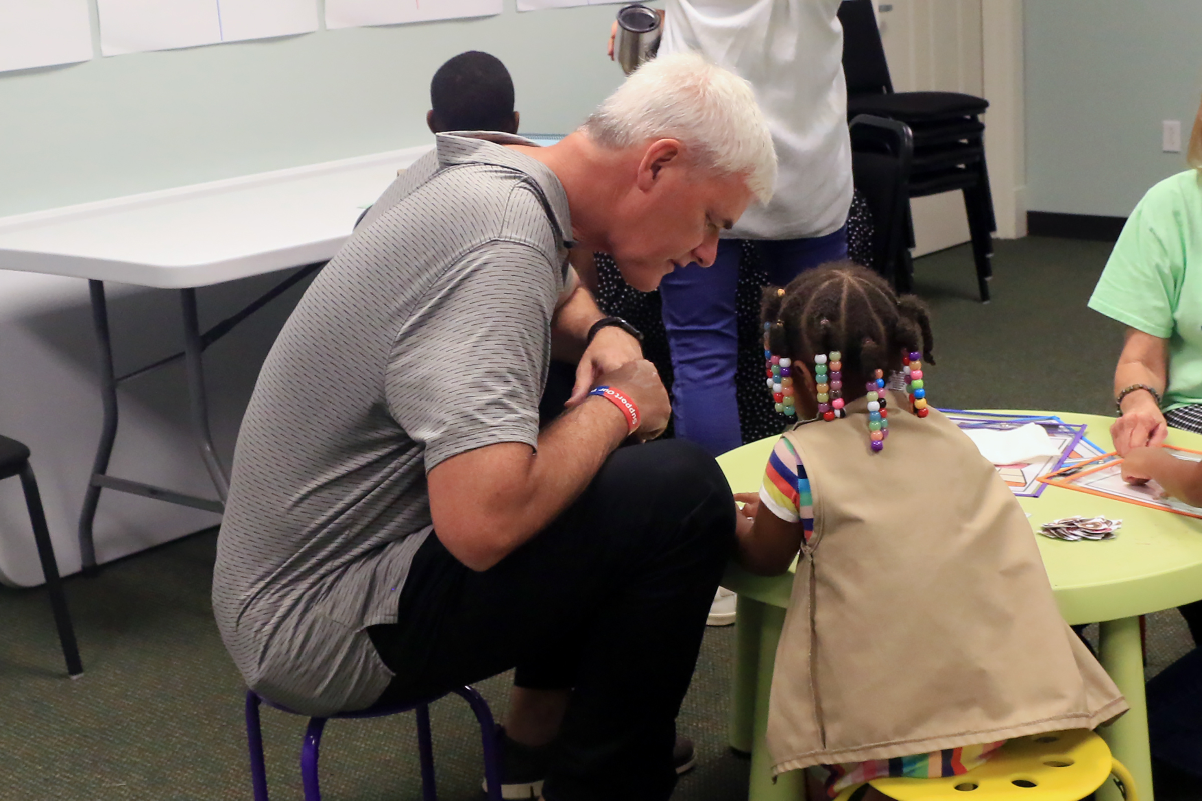 Student learning math with Baylor First Gentleman Brad Livingstone at Baylor Math for Early Learners Academy