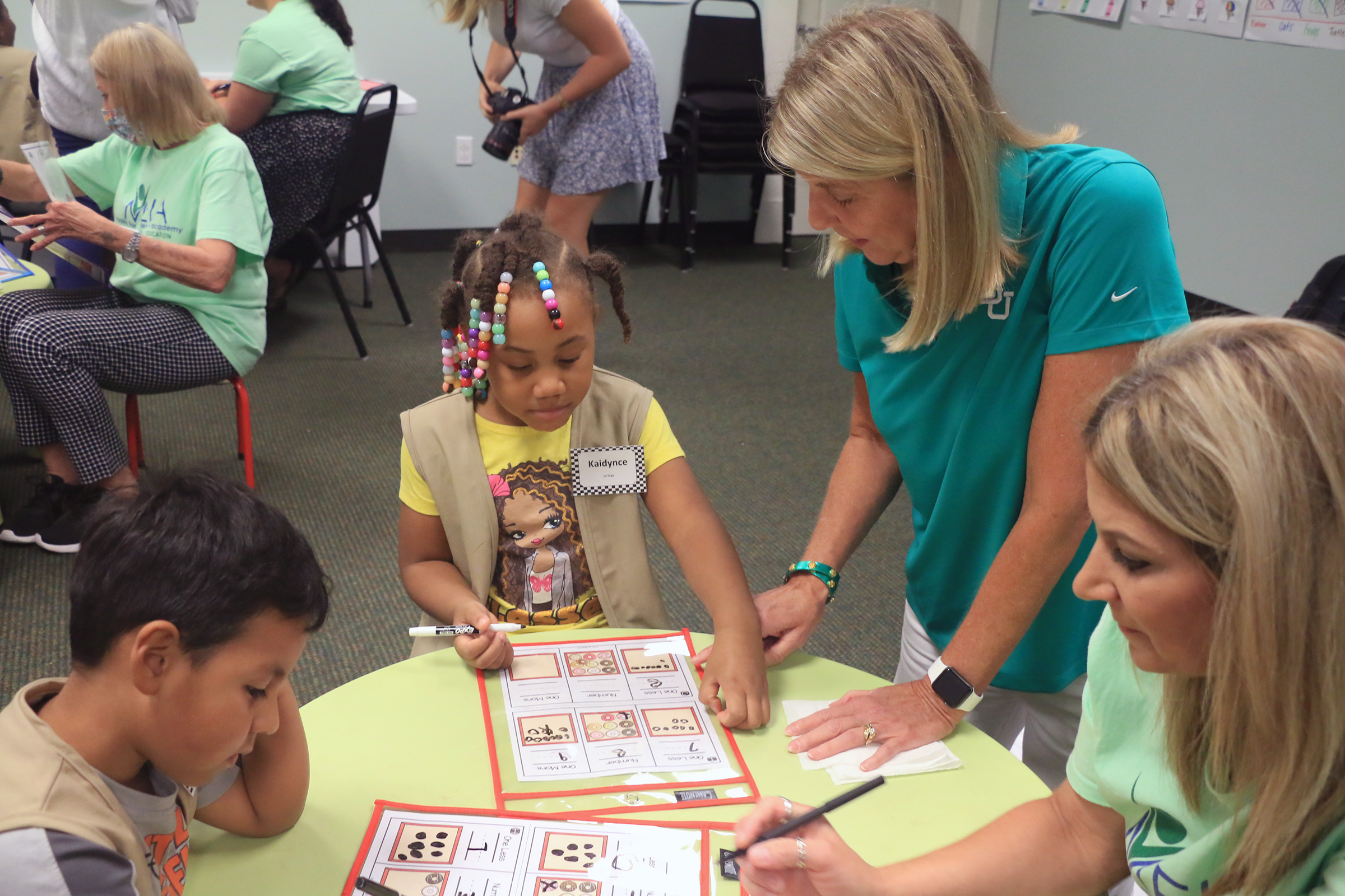 Student learning math with Baylor President Dr. Linda Livingstone at Baylor Math for Early Learners Academy