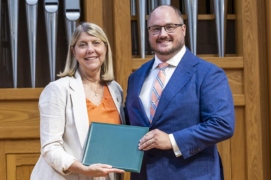 Dr. Joshua Smith receives Outstanding Staff Award from Baylor President Dr. Linda Livingstone